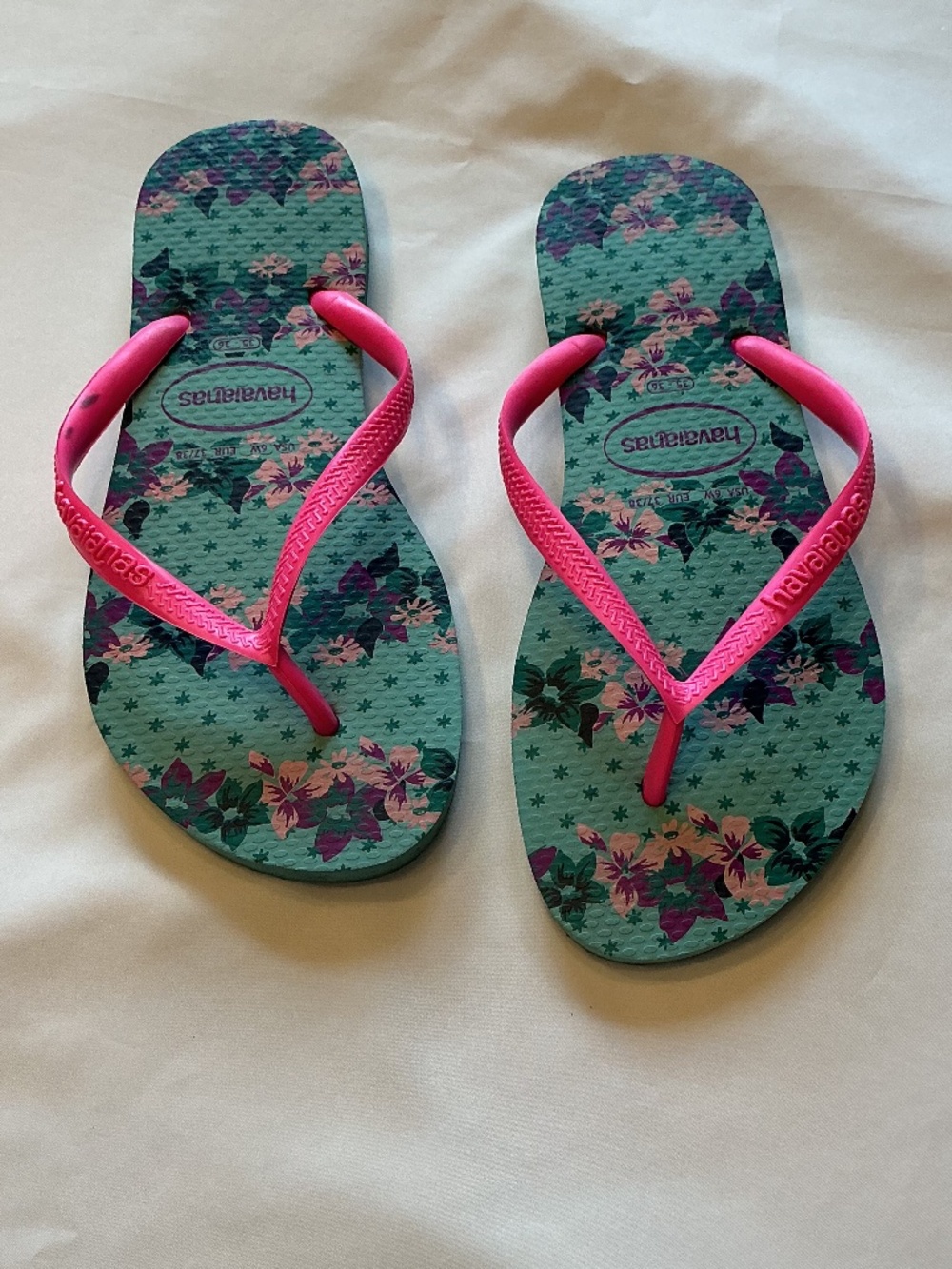 HAVAIANAS FLIP FLOPS (size: 6)